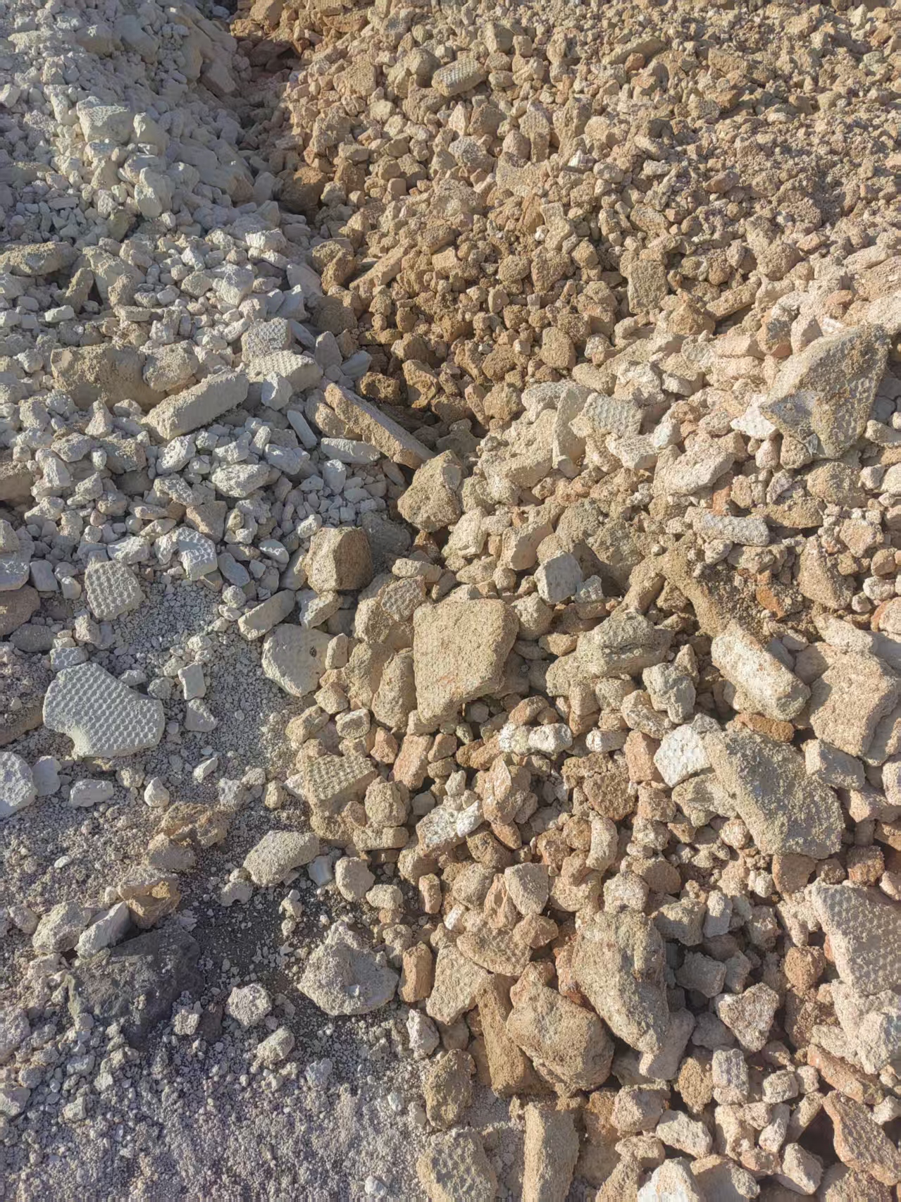 大量收石英厂酸洗石英砂石出来的产废氟化钙污泥13912571696